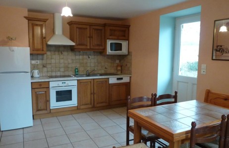 Préparez de bons plats de producteurs dans la cuisine toute équipée avec lave-vaisselle, frigo, congélateur, micro-ondes, four, plaque vitro-céramique ...