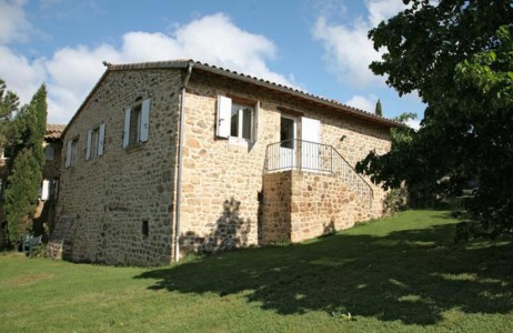 A votre disposition, un parc arboré avec terrain de boules, piscine, balançoires, salon de jardin ...
