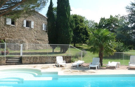 Vacances farniente au bord de la piscine. Gîte proche de Lyon et Saint-Etienne