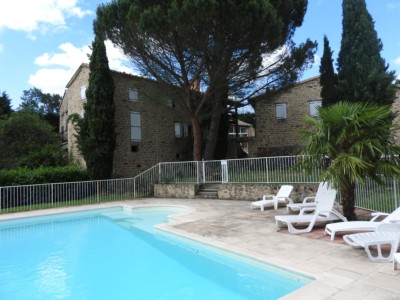 Profitez d'une magnifique piscine dans un cadre verdoyant